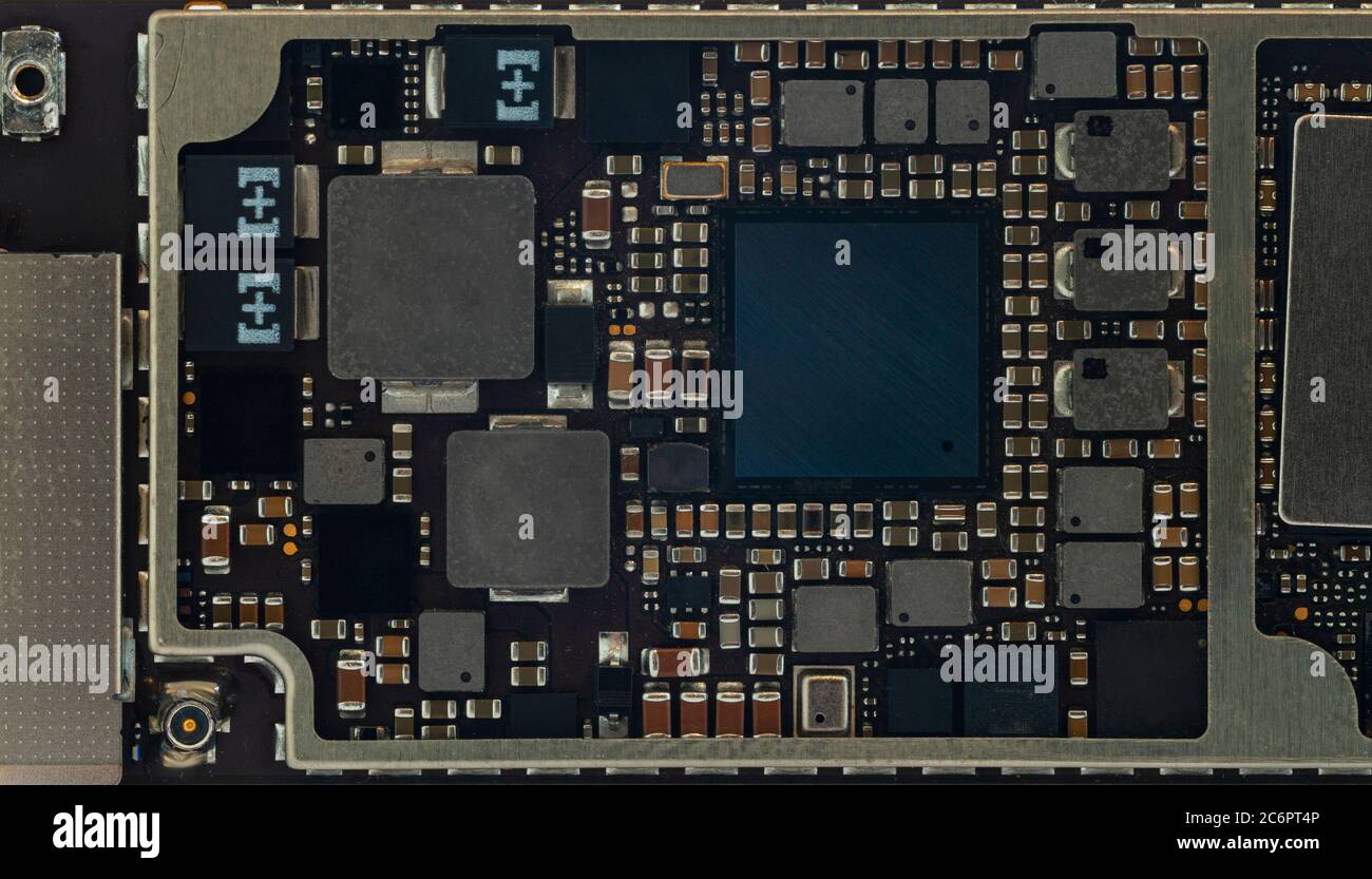 Composants de smartphone, carte électronique du téléphone mobile moderne avec puces de mémoire vive du processeur et autres composants électroniques. Miniaturisation d'un por moderne Banque D'Images