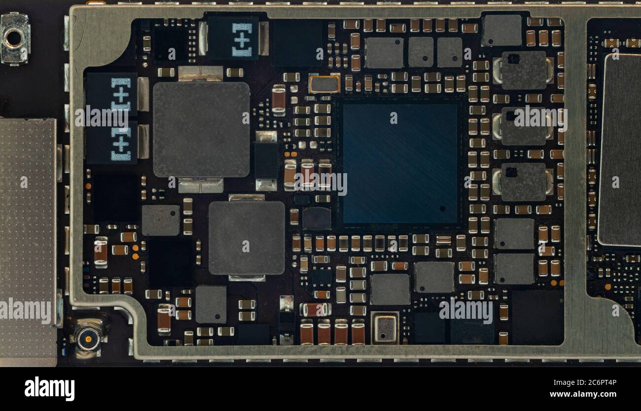 Composants de smartphone, carte électronique du téléphone mobile moderne  avec puces de mémoire vive du processeur et autres composants  électroniques. Miniaturisation d'un por moderne Photo Stock - Alamy