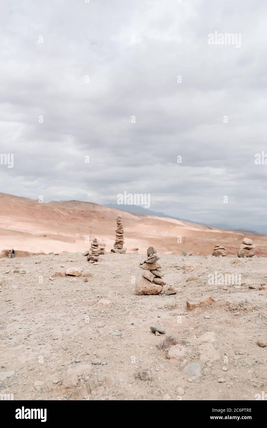 Cairn Rock Stack dans un paysage désertique au Maroc, Afrique Banque D'Images