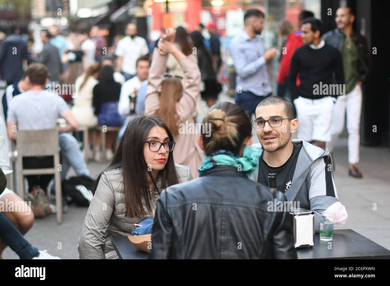 Les gens socialisent à Soho, dans le centre de Londres, après la levée de nouvelles restrictions de verrouillage du coronavirus en Angleterre. Les fêtards sont invités à se rappeler l'importance de la distanciation sociale comme les pubs se lever pour le deuxième week-end du commerce depuis la levée des mesures de verrouillage. Banque D'Images