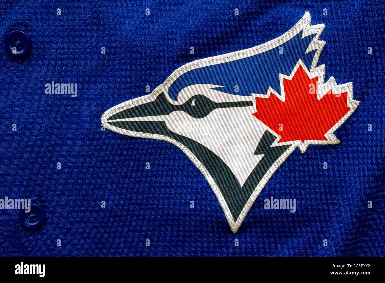 Calgary, Alberta, Canada. 10 juillet 2020. Les Blue Jays de Toronto se rapprochent de leur logo sur un maillot. Banque D'Images