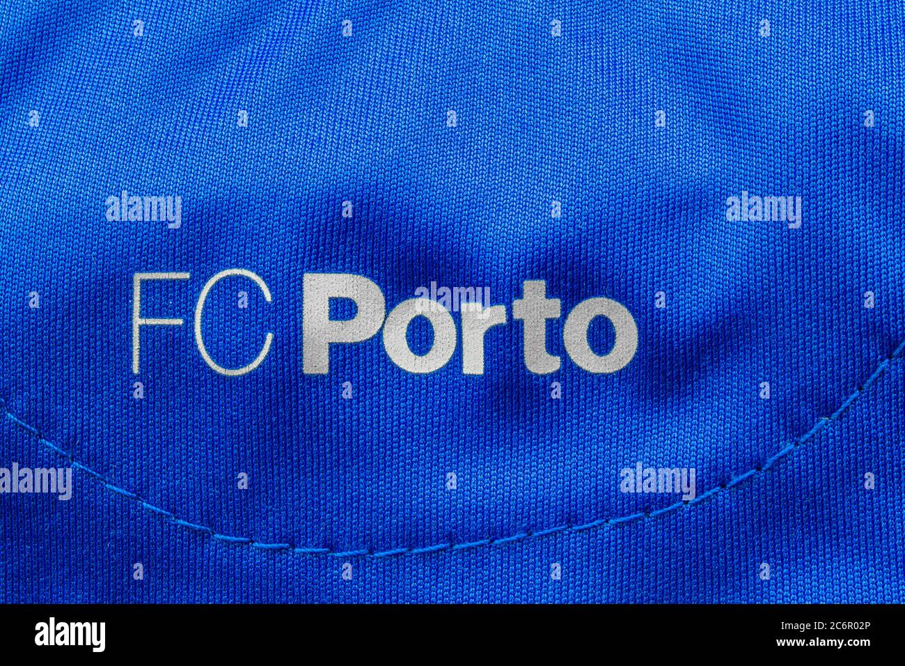 Calgary, Alberta, Canada. 10 juillet 2020. FC Porto logo football football football gros plan sur leur logo sur un jersey. Banque D'Images