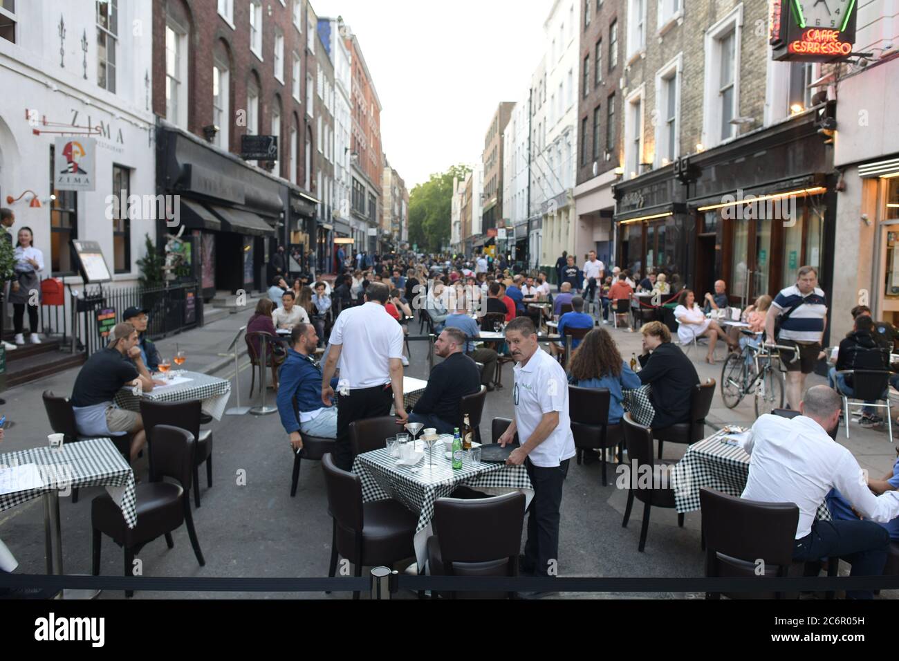 Les gens socialisent à Soho, dans le centre de Londres, après la levée de nouvelles restrictions de verrouillage du coronavirus en Angleterre. Les fêtards sont invités à se rappeler l'importance de la distanciation sociale comme les pubs se lever pour le deuxième week-end du commerce depuis la levée des mesures de verrouillage. Banque D'Images