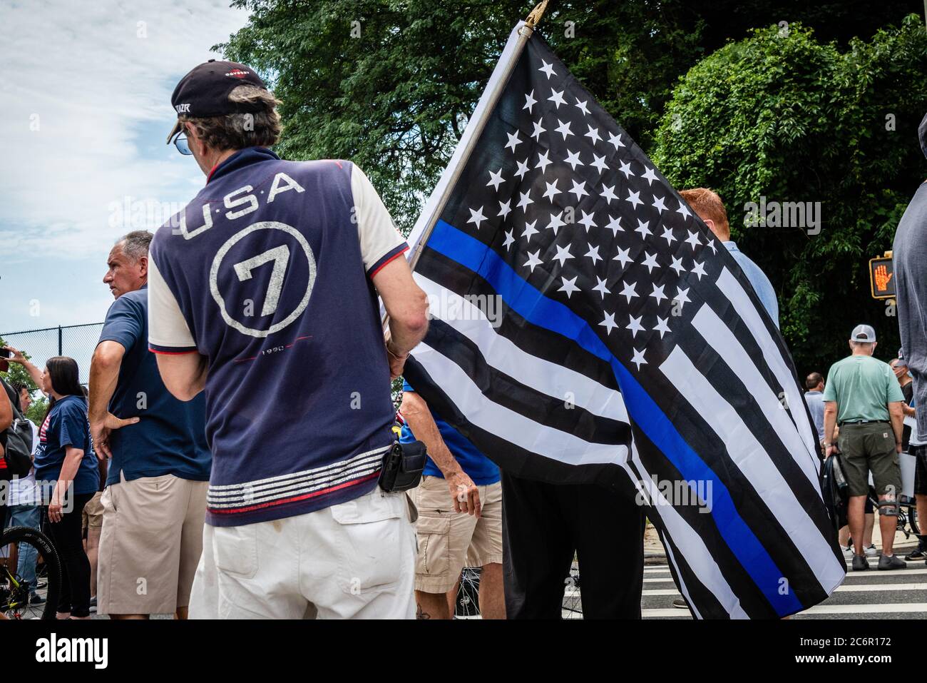 Un homme portant un drapeau de la ligne bleue mince assiste à un rassemblement Blue Lives Matter à Bay Ridge, Brooklyn, le 11 juillet 2020. (Photo de Gabriele Holtermann/Sipa USA) crédit: SIPA USA/Alay Live News Banque D'Images