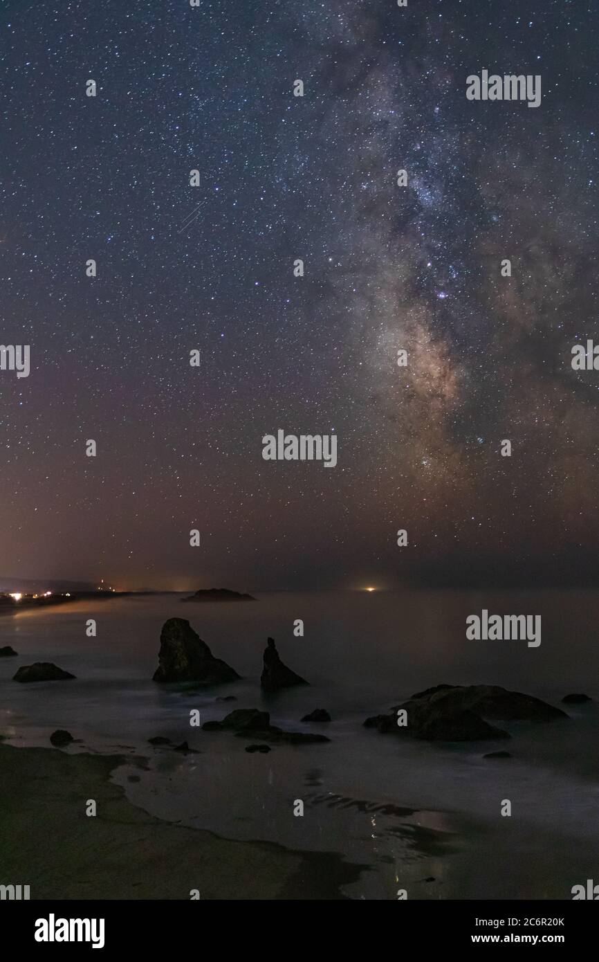 Image verticale - Galaxie de la voie lactée au-dessus de Bandon Beach en Oregon Banque D'Images