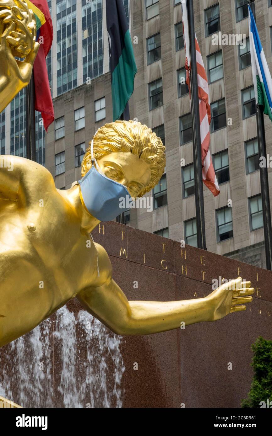 Prométhée au Rockefeller Center dispose d'un masque géant en raison de la pandémie du coronavirus, USA Banque D'Images