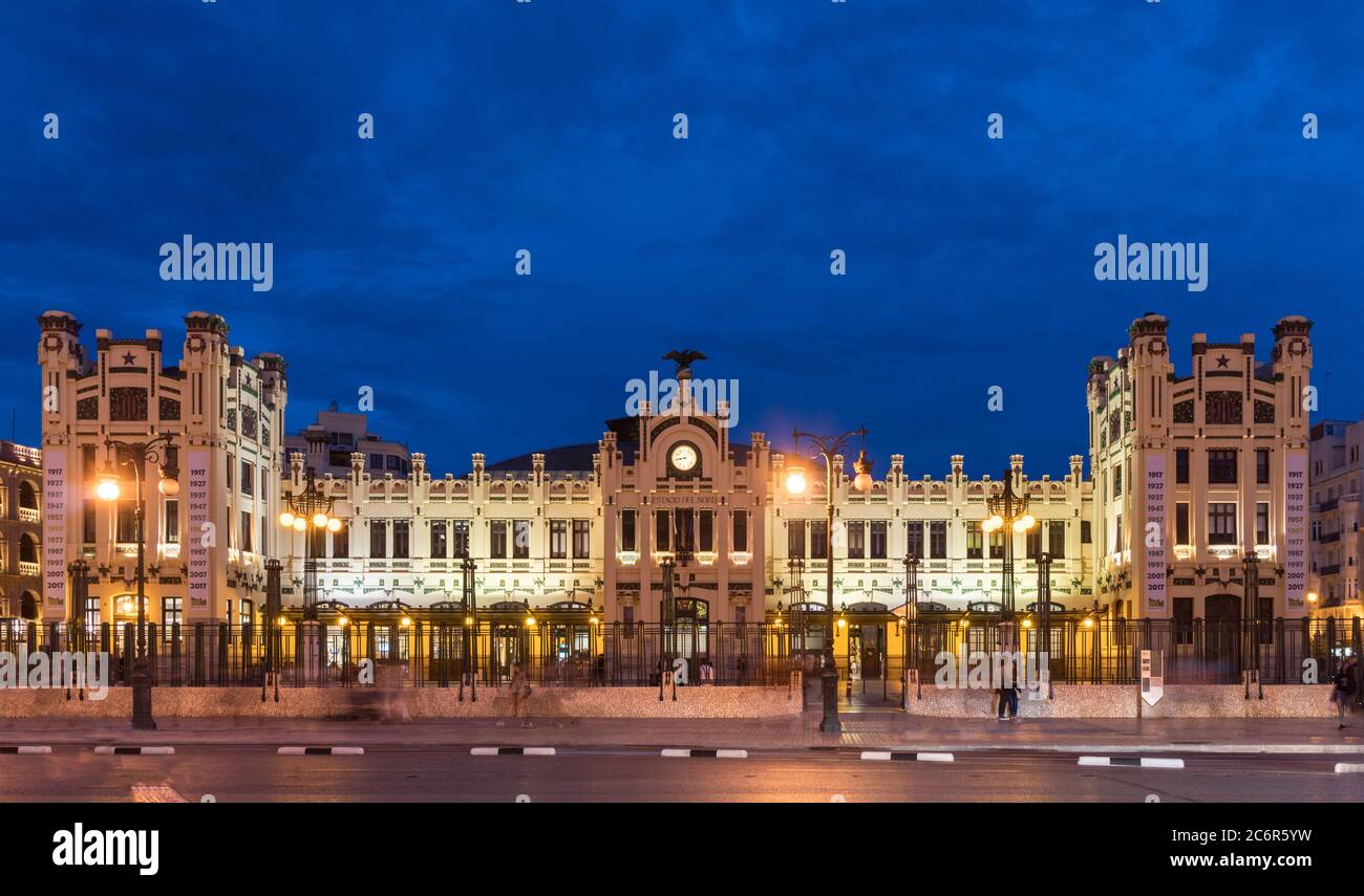 Gare du Nord la plus importante gare ferroviaire de Valence, Estacion del Norte Espagne grand angle, éclairage de la ville, vue de nuit panoramique Banque D'Images