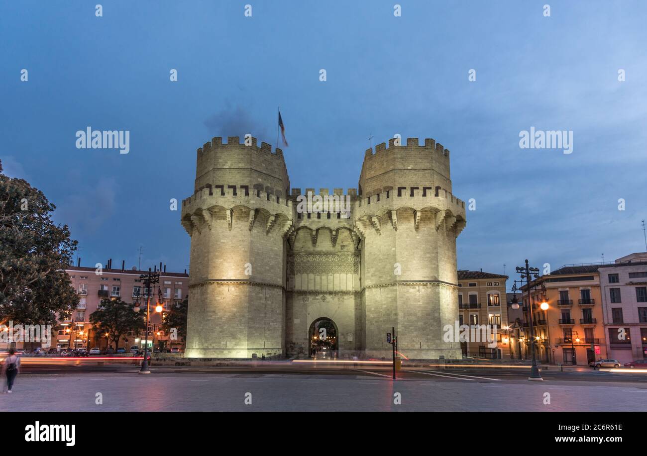 Tours Serrano Torres de Serranos anciennes portes d'entrée à la ville grand angle, lumières de la ville, vue de nuit panorama. Valence, Espagne Banque D'Images