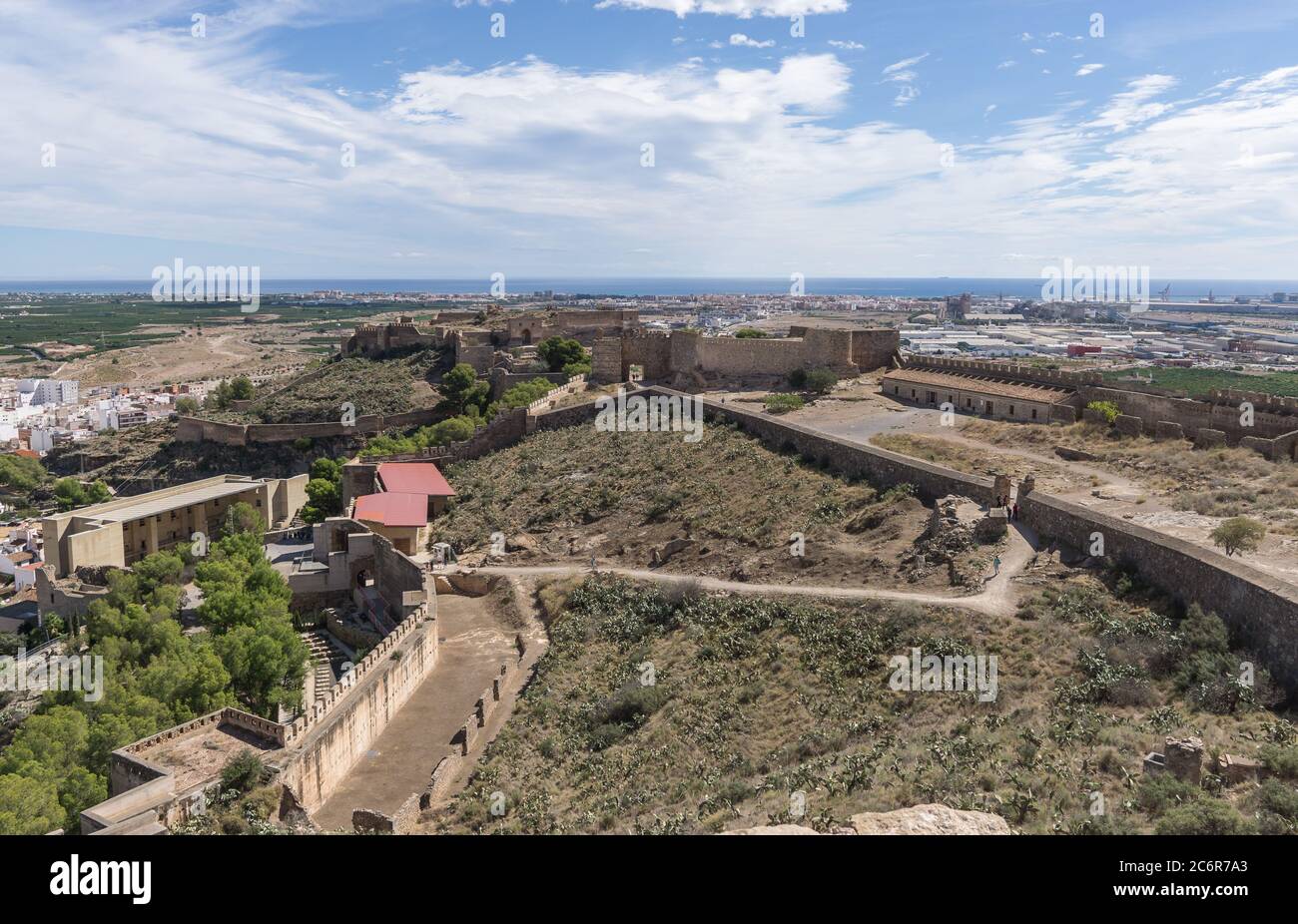 Château de fortification romaine de Sagunto près de Valence Espagne vue panoramique, l'ancien théâtre romain restauré à gauche, en arrière-plan le port de Sagunto Banque D'Images