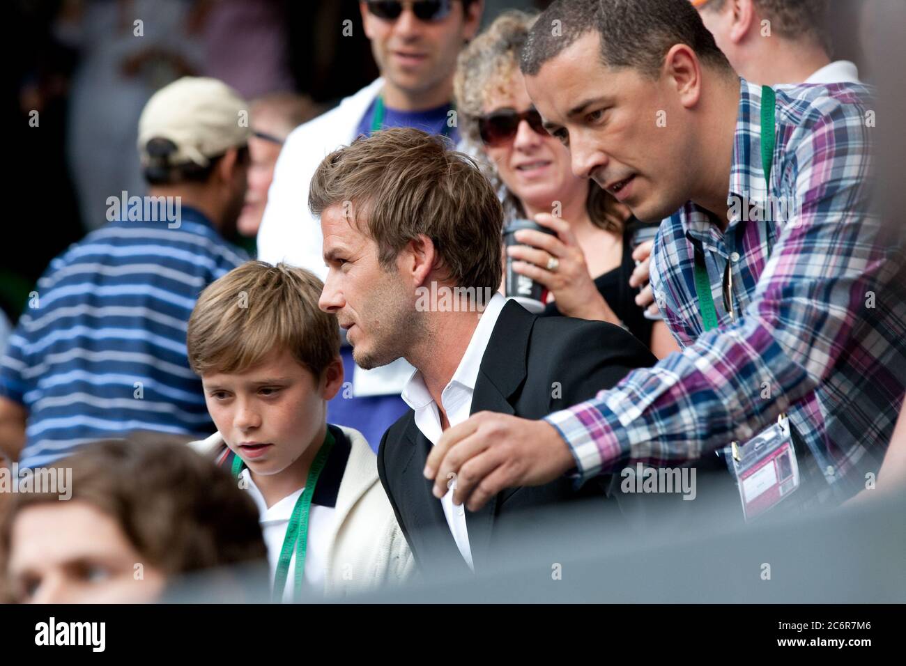 Londres, Royaume-Uni. 02 juillet 2010. LONDRES, ANGLETERRE - JUILLET 02 : joueur de football David Beckham (portant son anneau de mariage au milieu de rumeurs d'une rupture avec la femme Victoria Beckham) Et le fils Brooklyn participe au match semi-final entre Andy Murray de Grande-Bretagne et Rafael Nadal d'Espagne le 11 e jour des Championnats de tennis de pelouse de Wimbledon au All England Lawn tennis and Croquet Club le 2 juillet 2010 à Londres, Angleterre personnes: David Beckham Brooklyn Beckham crédit: Storms Media Group/Alamy Live News Banque D'Images