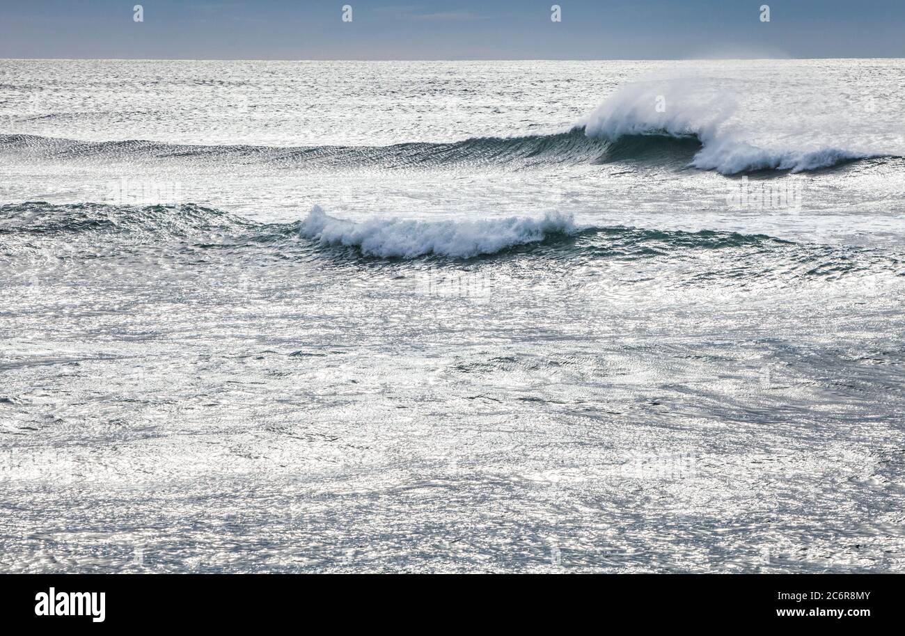 Vagues sur la côte de l'Oregon, vue depuis Clatsop Spit, fort Stevens State Park, États-Unis. Banque D'Images