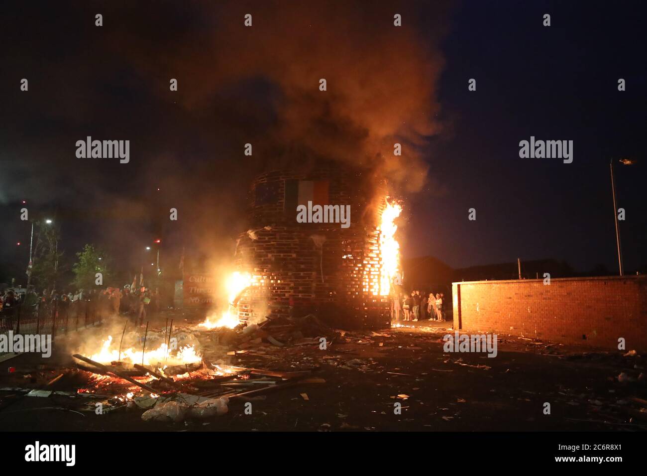 Un feu de joie est allumé sur la Lower Newtownards Road de Belfast, tandis que des feux de joie sont allumés à minuit, dans le cadre d'une tradition loyaliste pour marquer l'anniversaire de la victoire du roi protestant William sur le roi catholique James à la bataille de la Boyne en 1690. Banque D'Images