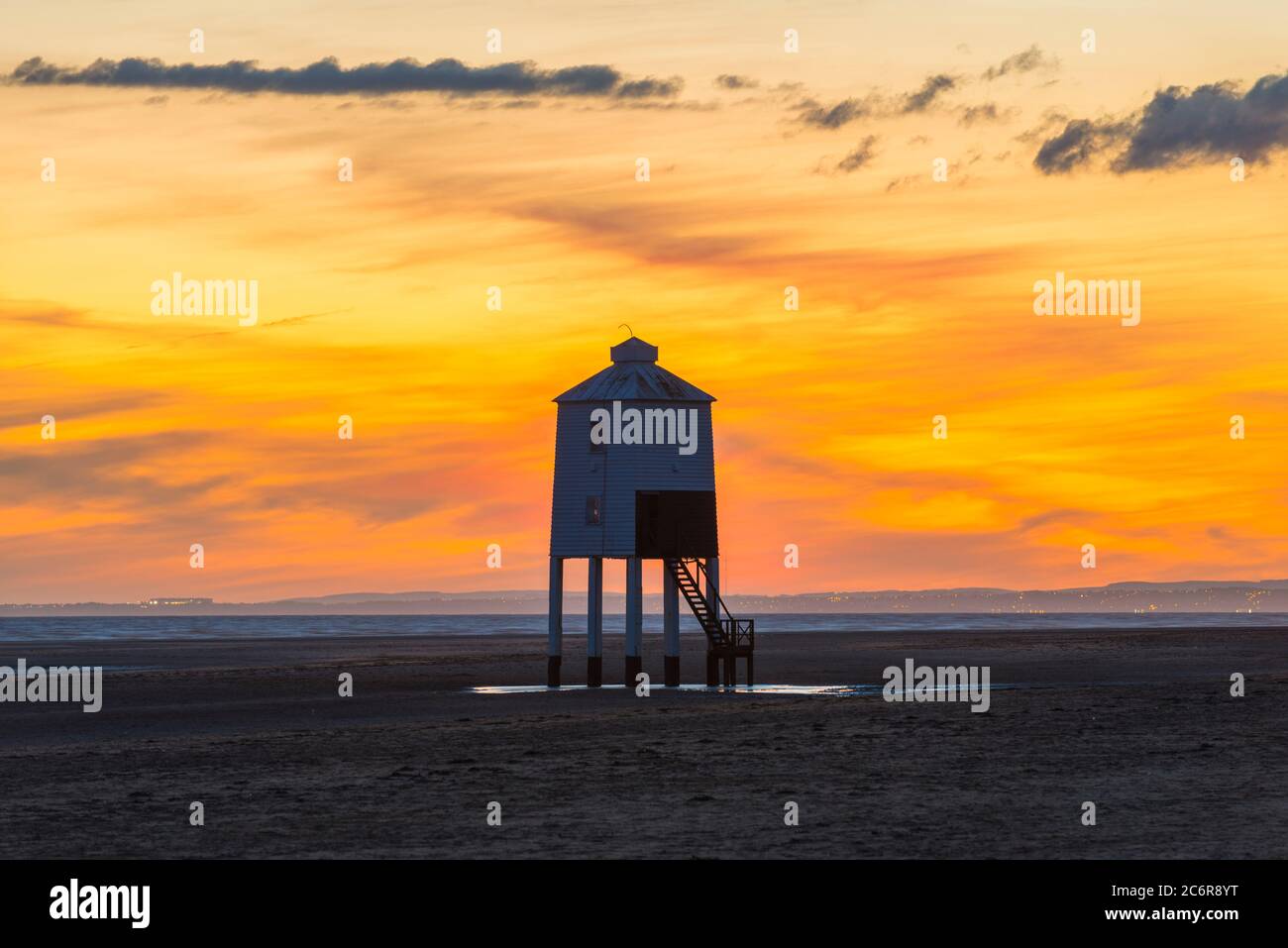 Burnham-on-Sea, Somerset, Royaume-Uni. 11 juillet 2020. Météo Royaume-Uni. Un spectaculaire coucher de soleil doré au phare historique de Low, vu de la plage de Burnham-on-Sea dans Somerset, à la fin d'une journée chaude et ensoleillée. Le phare en bois à neuf pattes a été construit en 1832 et est classé de catégorie II. Crédit photo : Graham Hunt/Alay Live News Banque D'Images
