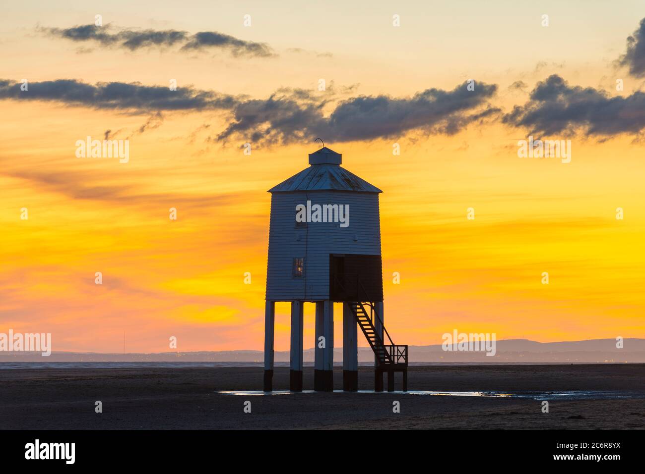 Burnham-on-Sea, Somerset, Royaume-Uni. 11 juillet 2020. Météo Royaume-Uni. Un spectaculaire coucher de soleil doré au phare historique de Low, vu de la plage de Burnham-on-Sea dans Somerset, à la fin d'une journée chaude et ensoleillée. Le phare en bois à neuf pattes a été construit en 1832 et est classé de catégorie II. Crédit photo : Graham Hunt/Alay Live News Banque D'Images