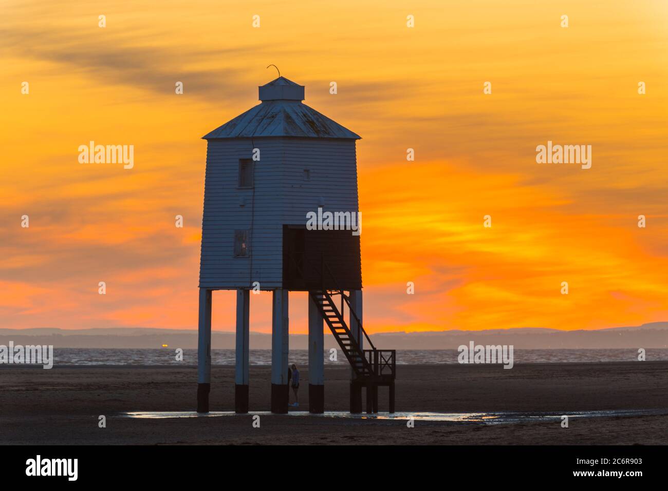 Burnham-on-Sea, Somerset, Royaume-Uni. 11 juillet 2020. Météo Royaume-Uni. Un spectaculaire coucher de soleil doré au phare historique de Low, vu de la plage de Burnham-on-Sea dans Somerset, à la fin d'une journée chaude et ensoleillée. Le phare en bois à neuf pattes a été construit en 1832 et est classé de catégorie II. Crédit photo : Graham Hunt/Alay Live News Banque D'Images