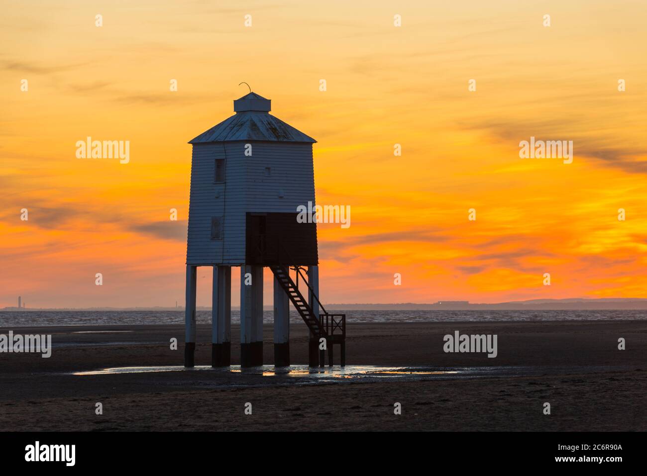 Burnham-on-Sea, Somerset, Royaume-Uni. 11 juillet 2020. Météo Royaume-Uni. Un spectaculaire coucher de soleil doré au phare historique de Low, vu de la plage de Burnham-on-Sea dans Somerset, à la fin d'une journée chaude et ensoleillée. Le phare en bois à neuf pattes a été construit en 1832 et est classé de catégorie II. Crédit photo : Graham Hunt/Alay Live News Banque D'Images