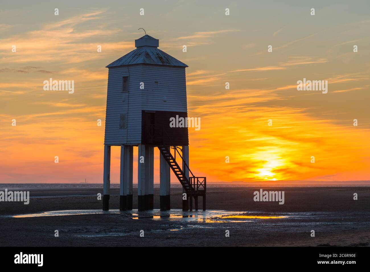Burnham-on-Sea, Somerset, Royaume-Uni. 11 juillet 2020. Météo Royaume-Uni. Un spectaculaire coucher de soleil doré au phare historique de Low, vu de la plage de Burnham-on-Sea dans Somerset, à la fin d'une journée chaude et ensoleillée. Le phare en bois à neuf pattes a été construit en 1832 et est classé de catégorie II. Crédit photo : Graham Hunt/Alay Live News Banque D'Images