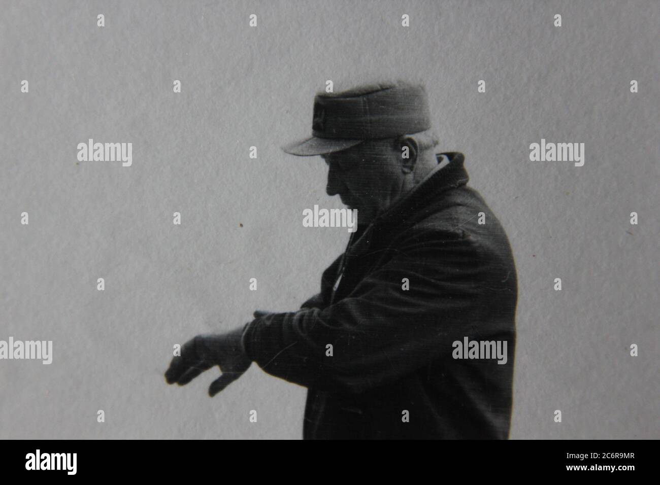 Fin années 70 vintage noir et blanc style de vie photographie d'un vieil homme qui vérifie sa montre. Banque D'Images