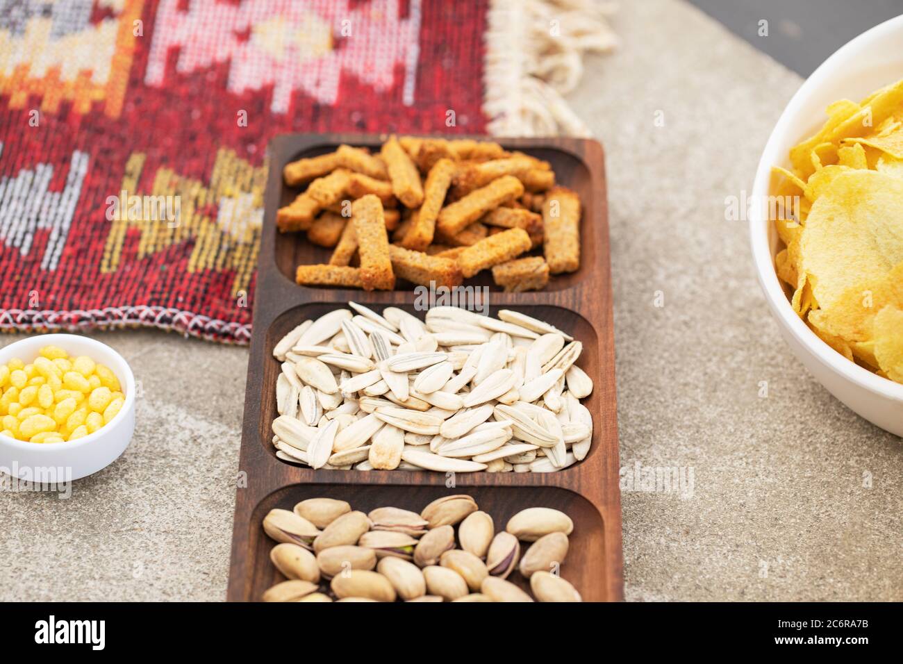 Plateau de snacks sur la table en pierre Banque D'Images