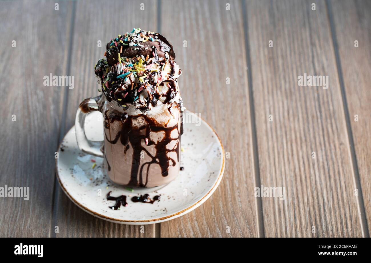Dessert de glace avec sauce au chocolat amer et dessus de profiterol Banque D'Images