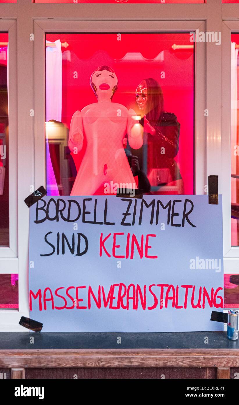 Hambourg, Allemagne. 11 juillet 2020. Sur la fenêtre d'une maison de prostitution à Herbertstraße est accroché une bannière avec l'inscription 'maisons de prostitution ne sont pas des événements de masse'. Des prostituées manifestent pour l'ouverture de maisons de prostitution à St. Pauli. Ces derniers sont actuellement fermés pour contenir la pandémie de Corona. Credit: Markus Scholz/dpa/Alay Live News Banque D'Images