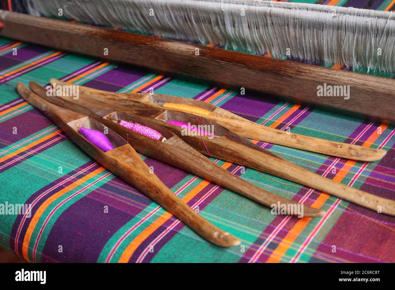 Bobine en bois sur tissu de soie, le tissage traditionnel de la soie thaïlandaise Banque D'Images