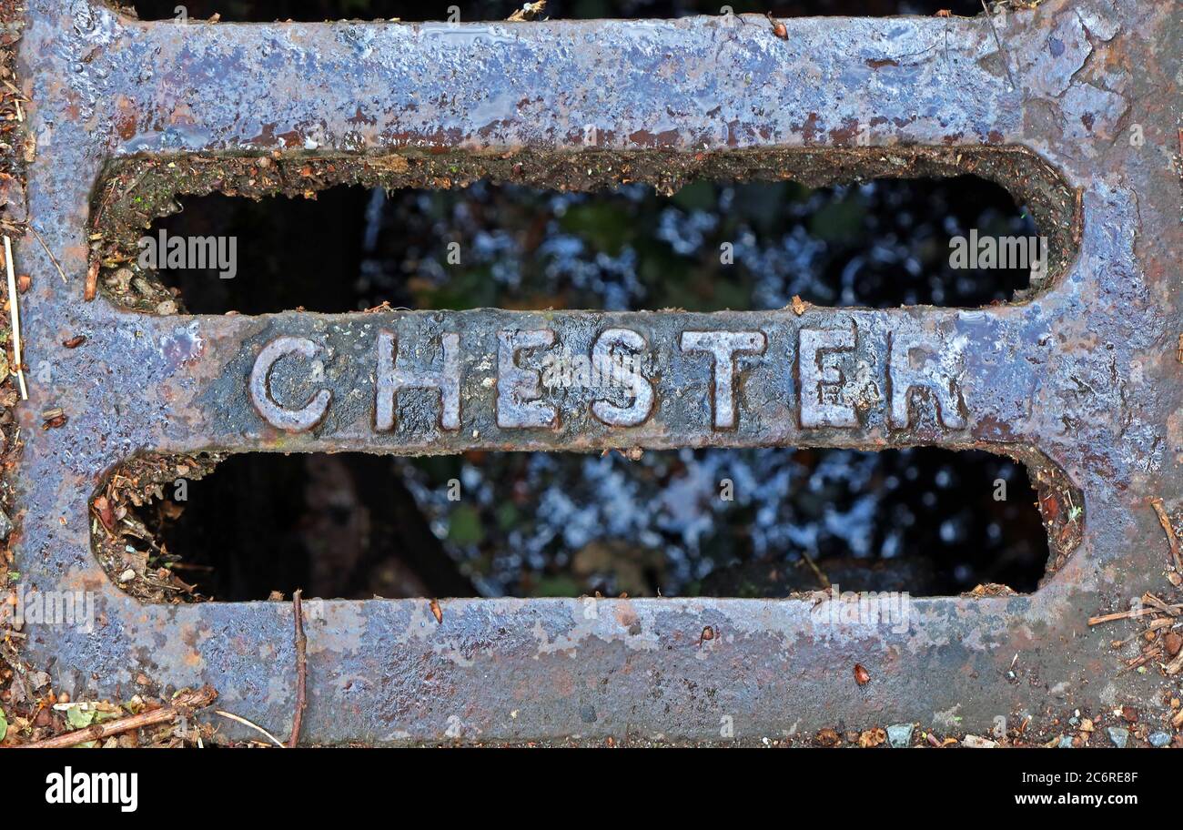 Grille en fonte Chester, couvre-trou d'homme, Cheshire, Angleterre, Royaume-Uni Banque D'Images
