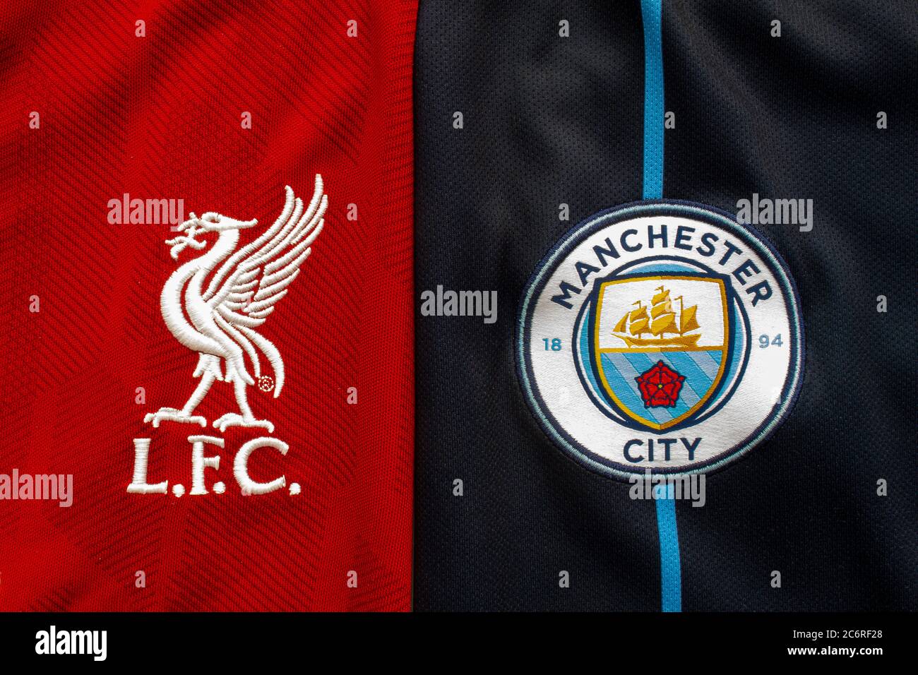 Calgary, Alberta, Canada. 10 juillet 2020. Liverpool FC vs Manchester City football football gros plan sur leurs logos de maillot Banque D'Images