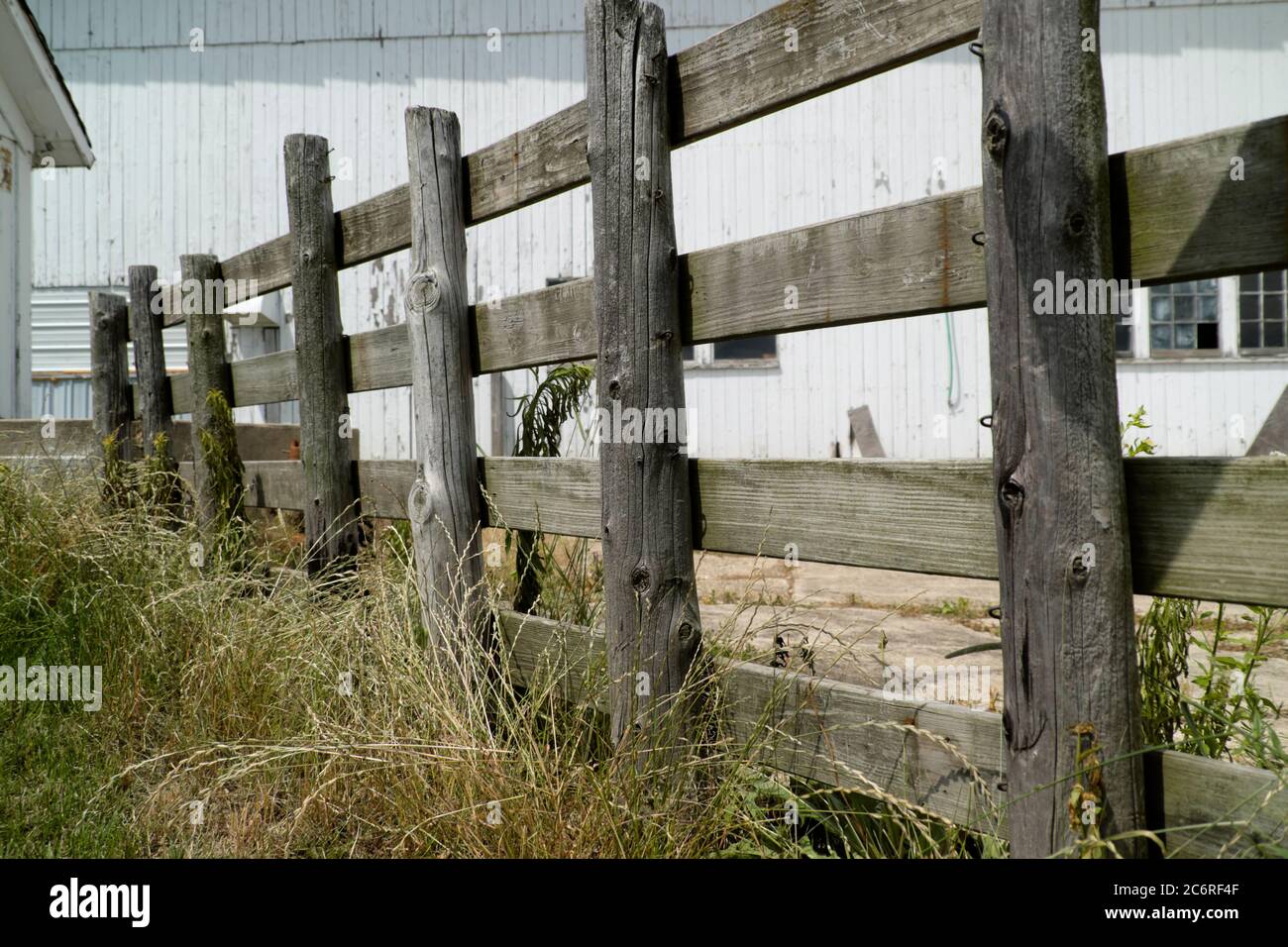 Clôture en bois recouverte d'intempéries sur une ancienne ferme laitière à Hébron, Illinois, États-Unis. Banque D'Images