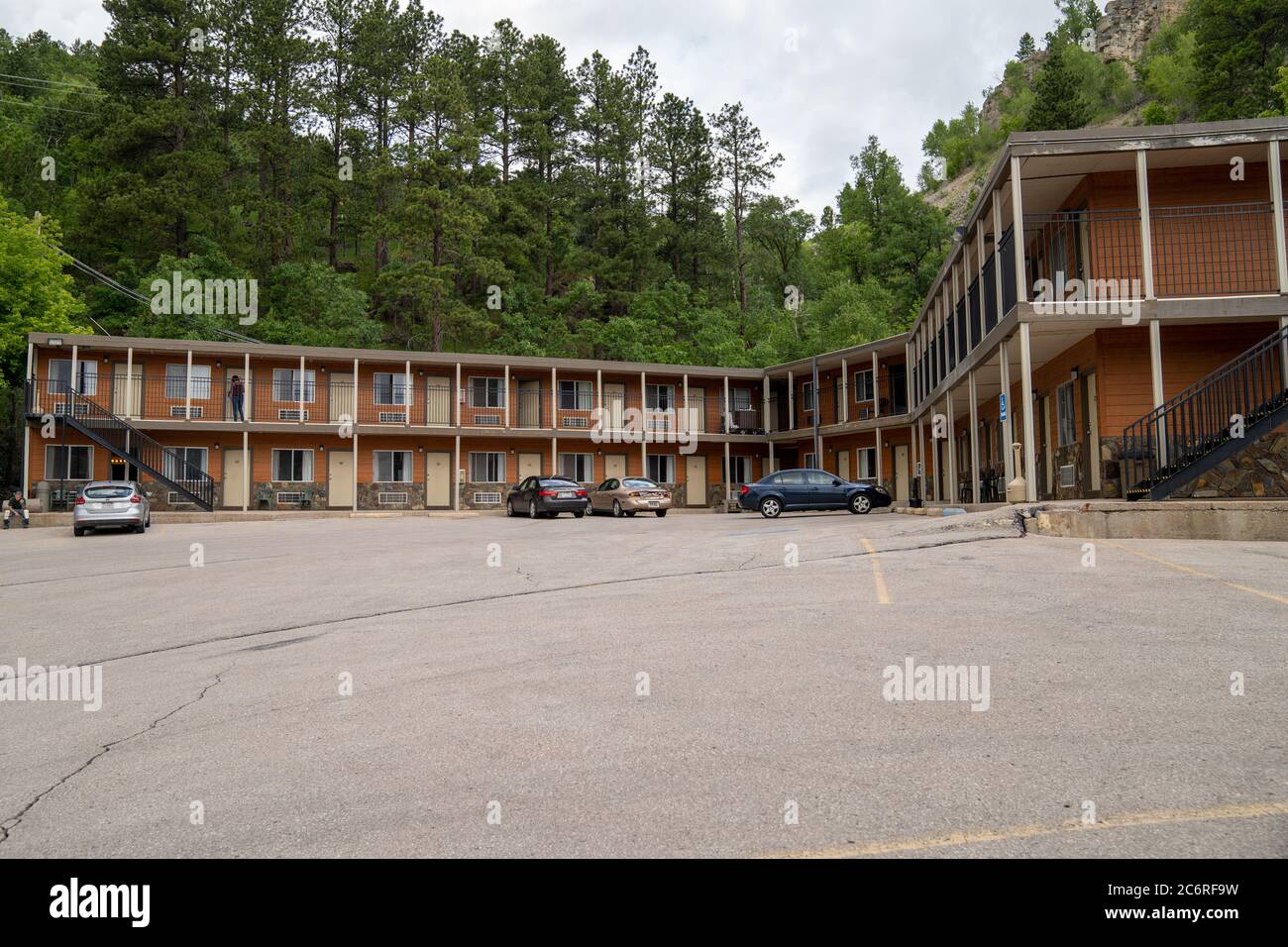 Deadwood, Dakota du Sud - 22 juin 2020 : Deadwood Station Bunkhouse & Gambling Hall motel, une entreprise d'hébergement à entrée extérieure pour les courts de transport d'automobiles Banque D'Images