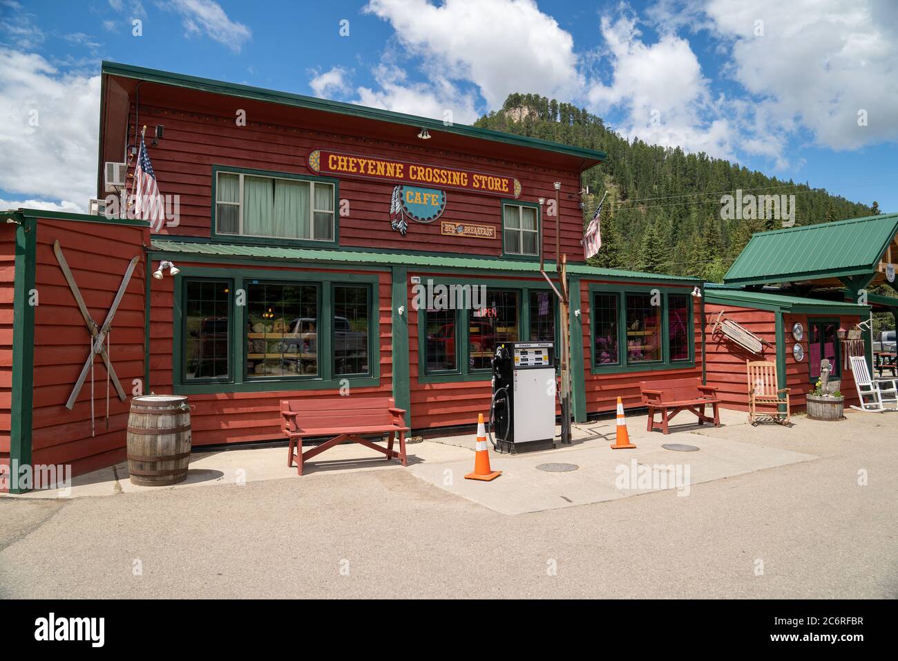 Cheyenne Crossing, Dakota du Sud - 22 juin 2020 : le magasin Cheyenne Crossing, qui abrite une boutique de cadeaux, un café et une station-service, dans le canyon Spearfish Banque D'Images