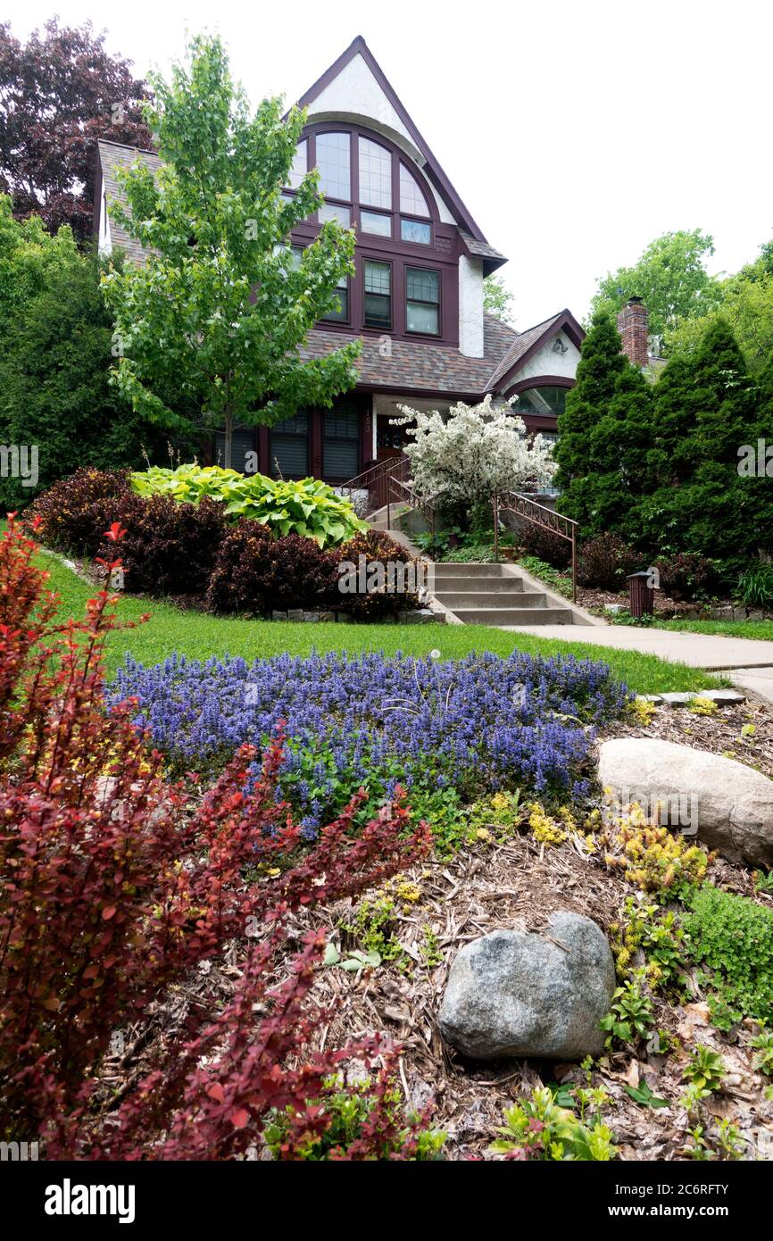 Grande maison avec une vue fantastique, avec des arbustes et des jardins en fleur. St Paul Minnesota MN États-Unis Banque D'Images