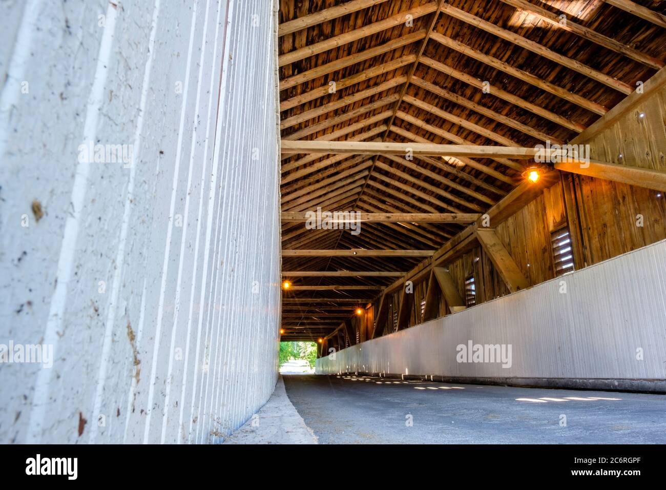 Fermes en bois à l'intérieur du pont couvert West Montrose, du pont Kissing, au-dessus de Grand River, West Montrose, région rurale de l'Ontario, Canada Banque D'Images