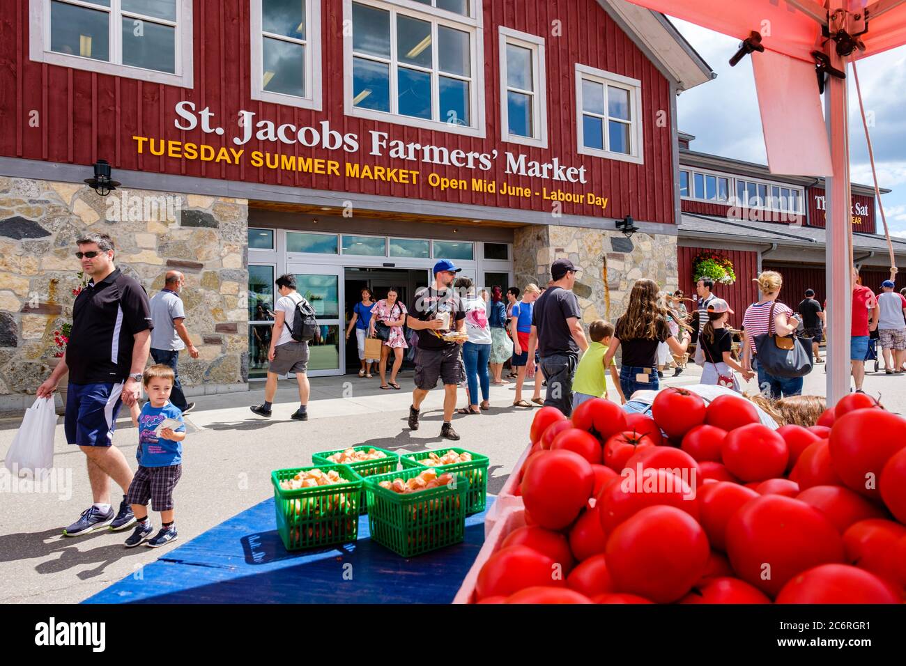 Marchés publics canadiens, clients se promenant à l'extérieur du bâtiment principal du marché de produits Jacobs Farmer, offerts Jacobs, Ontario, Canada Banque D'Images