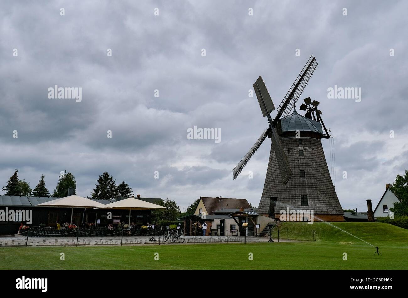 09 juillet 2020, Brandebourg, Straupitz (spreewald) : le moulin à vent néerlandais Straupitz. L'usine en exploitation et sa production de spectacles peuvent être visitées toute l'année. C'est une combinaison unique de broyage, scierie et usine de pétrole en Europe, construite en 1850. C'est un monument technique. Photo: Jens Kalaene/dpa-Zentralbild/ZB Banque D'Images