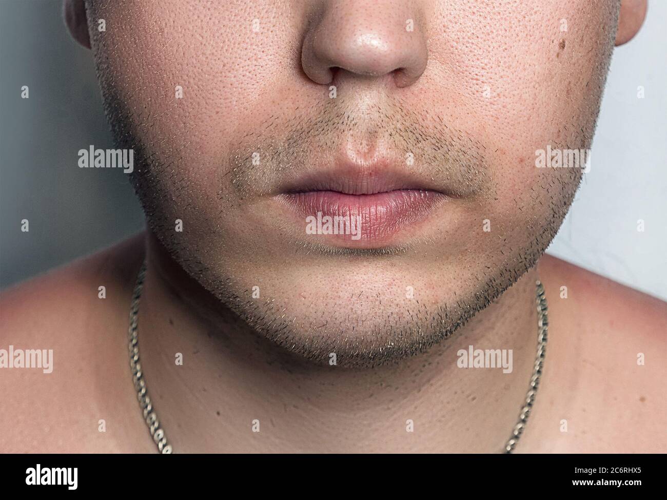 Jeune homme beau après le rasage. Homme sans cheveux sur le visage. Banque D'Images