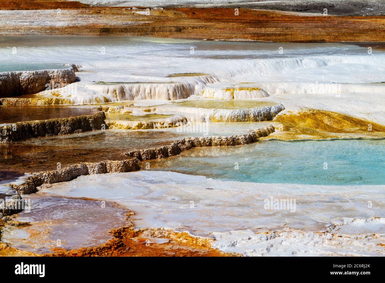 Gros plan sur les sources chaudes et les formations de travertin à la terrasse principale de Mammoth Hot Springs dans le parc national de Yellowstone, États-Unis. Banque D'Images