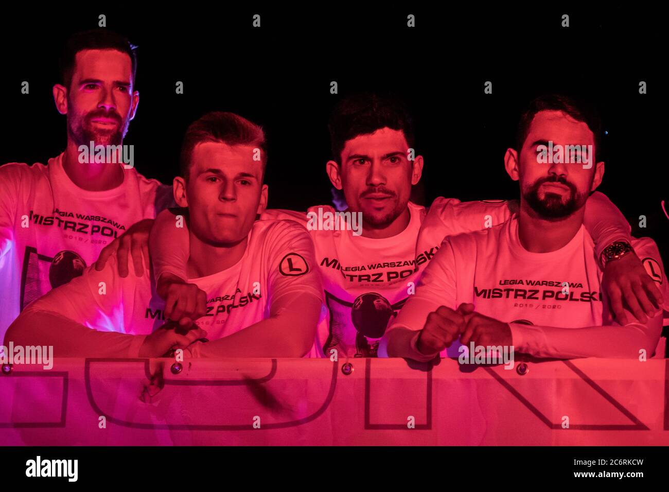 Varsovie, Pologne. 11 juillet 2020. Inaki Astiz (L), Andre Martins et Luquinhas (R) de Legia Varsovie sont vus sur un bateau à la Vistule pendant les célébrations.Legia Varsovie a gagné le 14ème titre de Championnat polonais (Ligue polonaise Ekstralasa) dans l'histoire. Crédit : SOPA Images Limited/Alamy Live News Banque D'Images