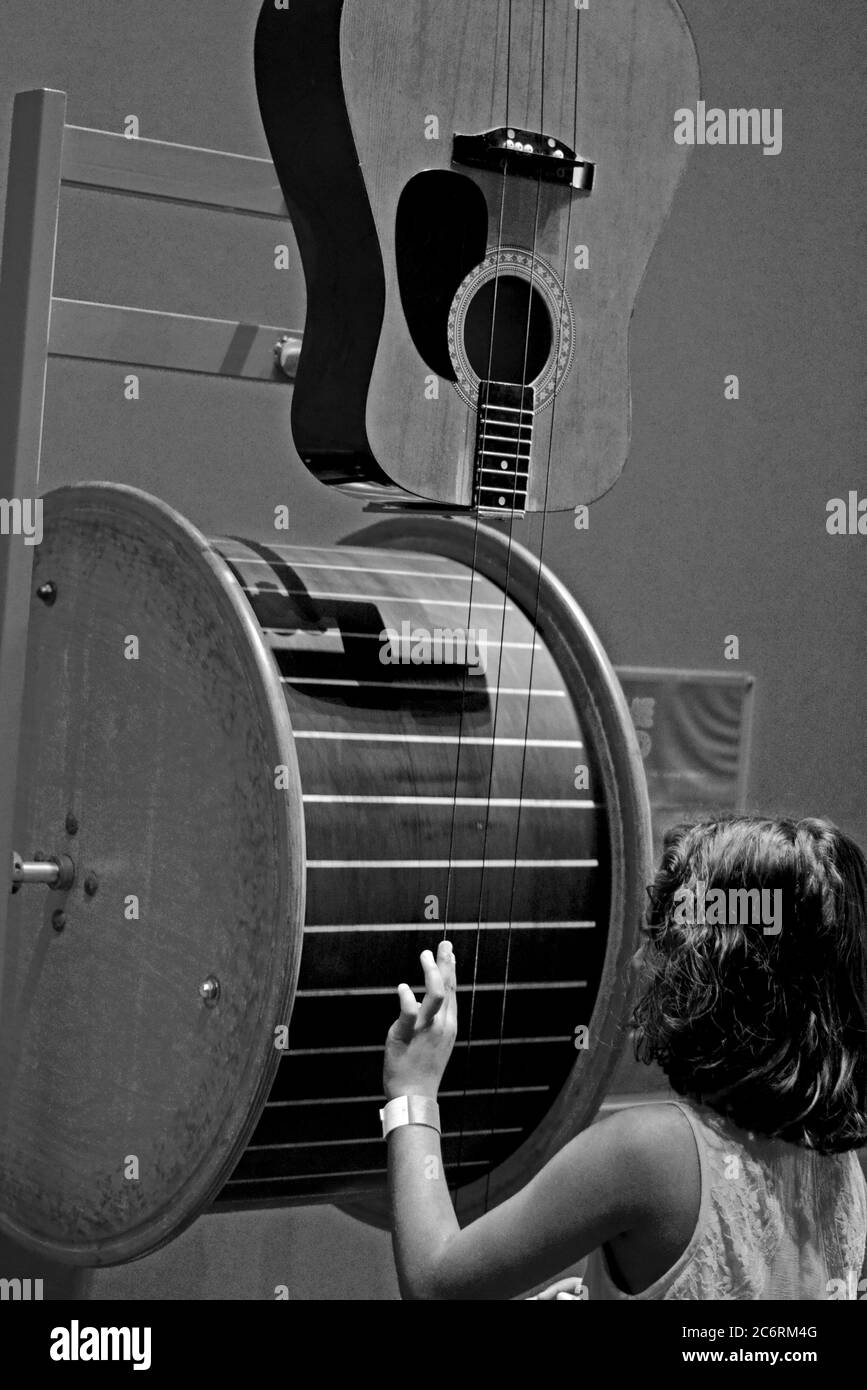 Expérience scientifique à un musée des Sciences. Cordons de guitare. Banque D'Images