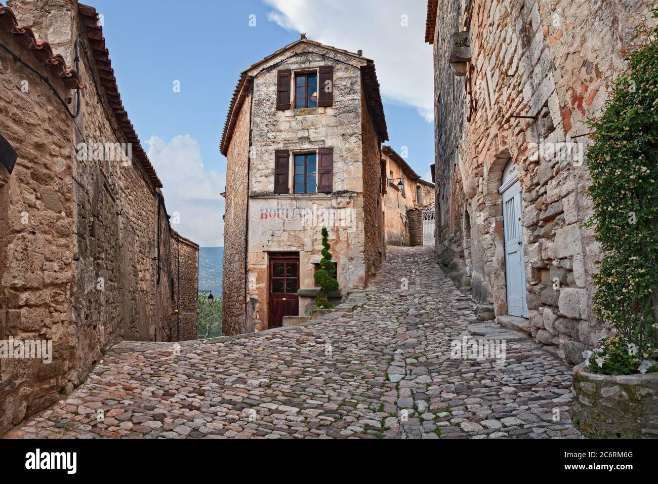 Lacoste, Vaucluse, Provence-Alpes-Côte d'Azur, France : vue sur la vieille ville de l'ancien village dans le parc naturel du Luberon Banque D'Images