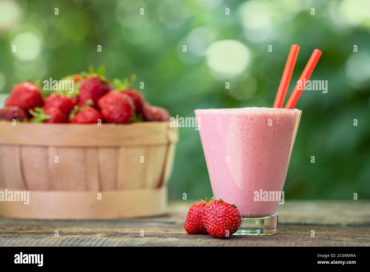 Lait frappé aux fraises dans du verre Banque D'Images
