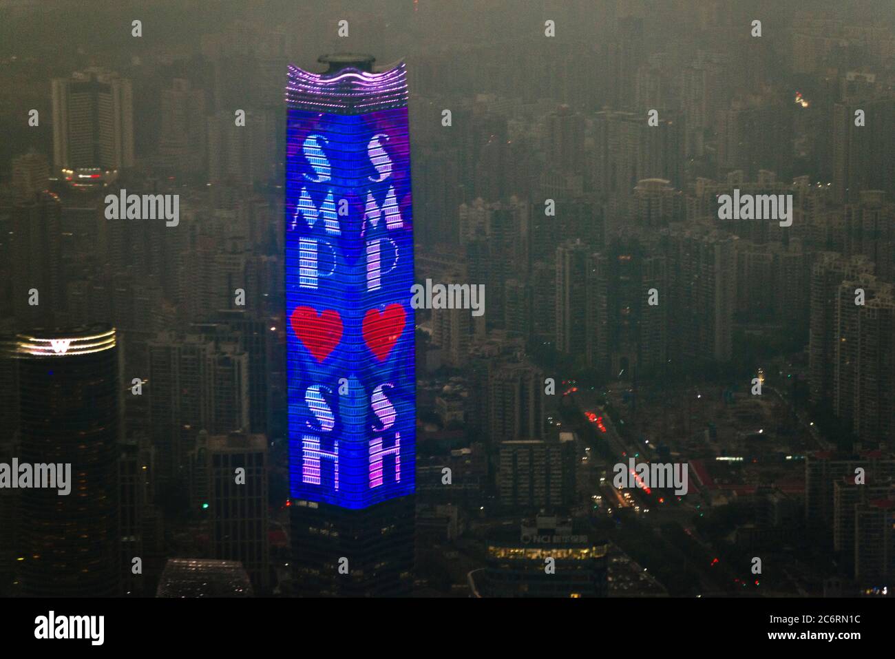 Shanghai: Vue panoramique sur le quartier de Huangpu la nuit depuis le sommet de la Tour de Shanghai, avec gratte-ciel éclairé par un éclairage LED. Chine Banque D'Images