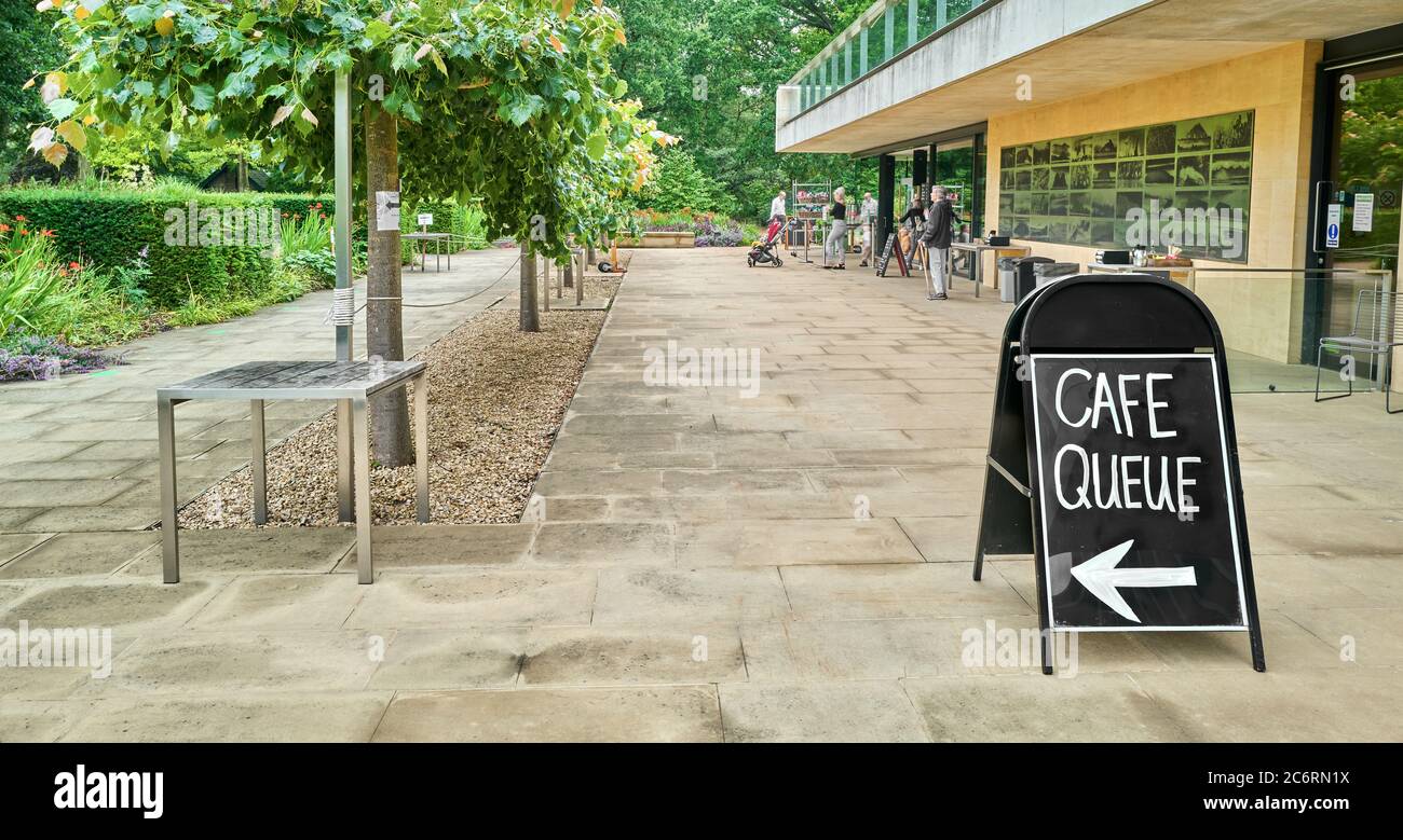 Peu de visiteurs au café de l'université de Cambridge jardin botanique, juillet 2020, en raison de l'épidémie de coronavirus. Banque D'Images