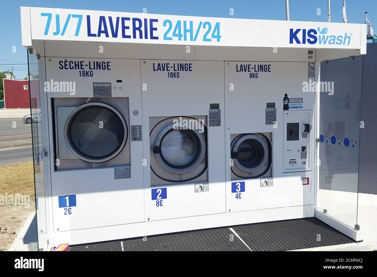 Bordeaux , Aquitaine / France - 07 07 2020 : kiswash Professional machine à  laver le linge en libre service dans le parking de supermarché logo  extérieur signe de machine St Photo Stock - Alamy