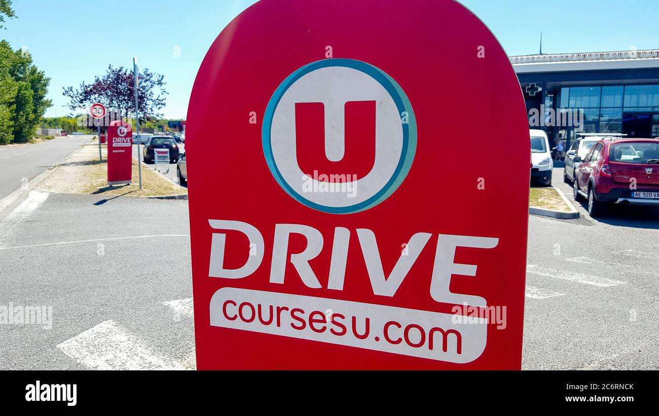 Bordeaux , Aquitaine / France - 07 07 2020 : logo u drive pour le supermarché Super U magasin français Banque D'Images