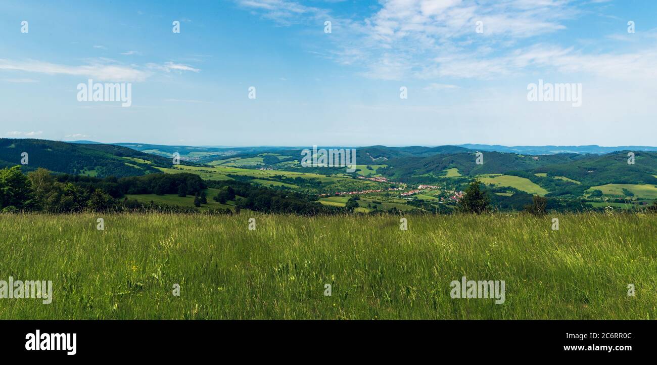 Magnifique paysage vallonné avec mélange de prairies, collines et villages de la colline de Kanur dans les montagnes de Bile Karpaty aux frontières tchèque - slovaque Banque D'Images