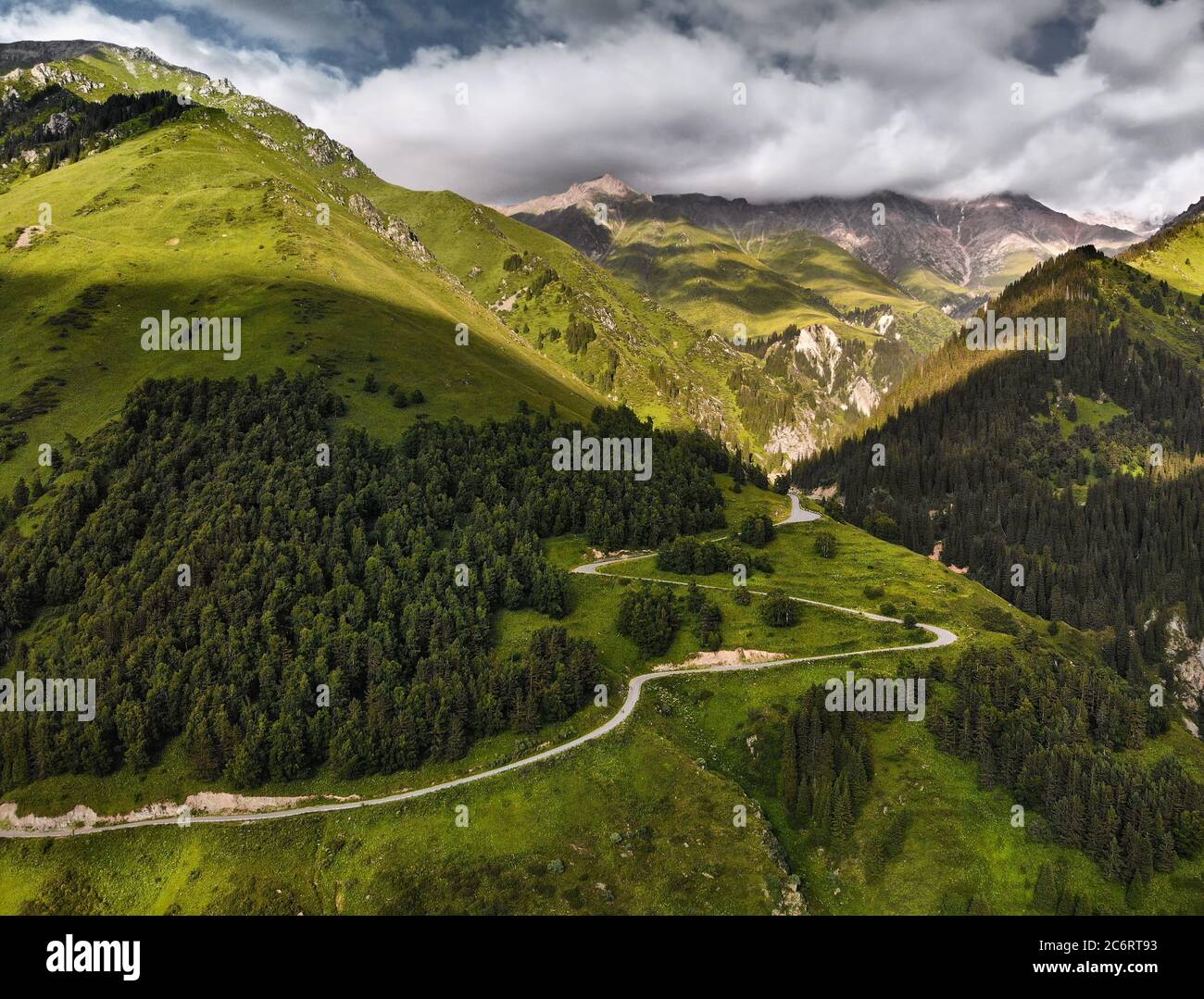 Vue aérienne de la route dans la vallée de montagne avec forêt luxuriante au Kazakhstan Banque D'Images