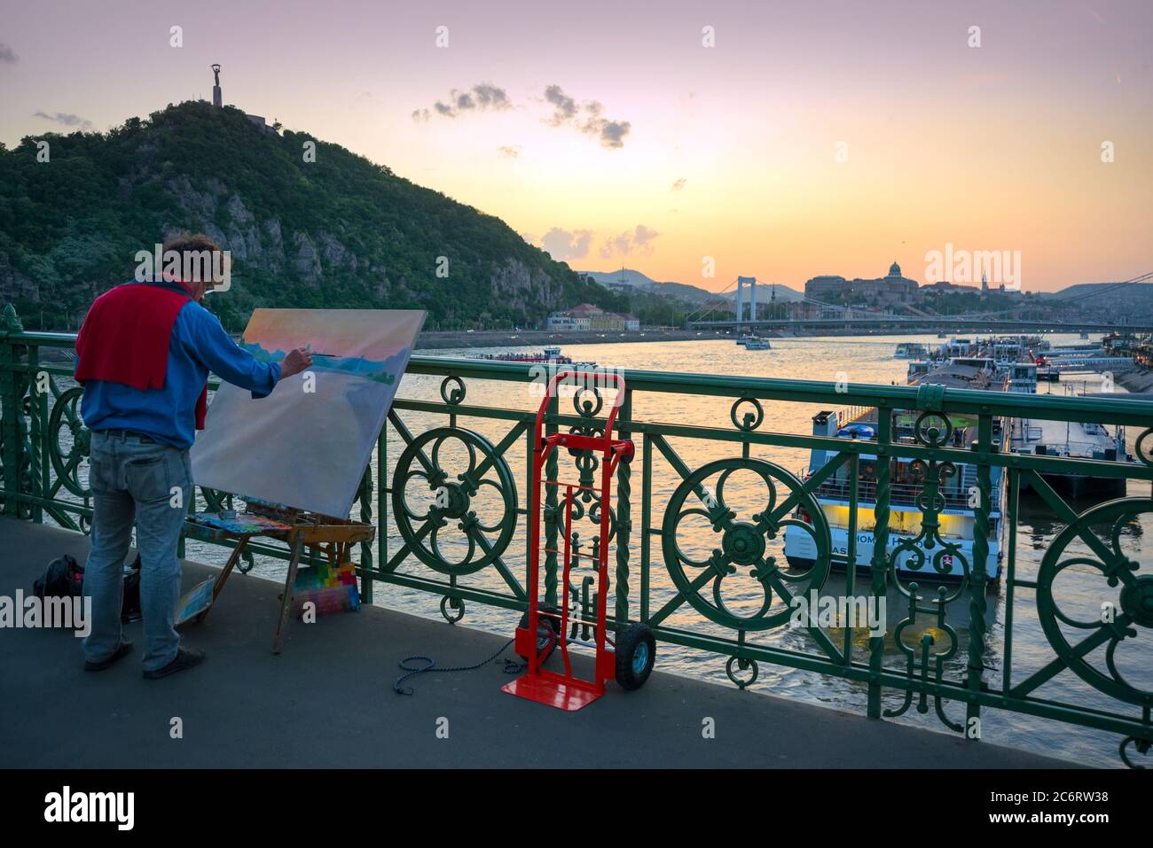 Peintre sur le pont de la liberté, Budapest Banque D'Images