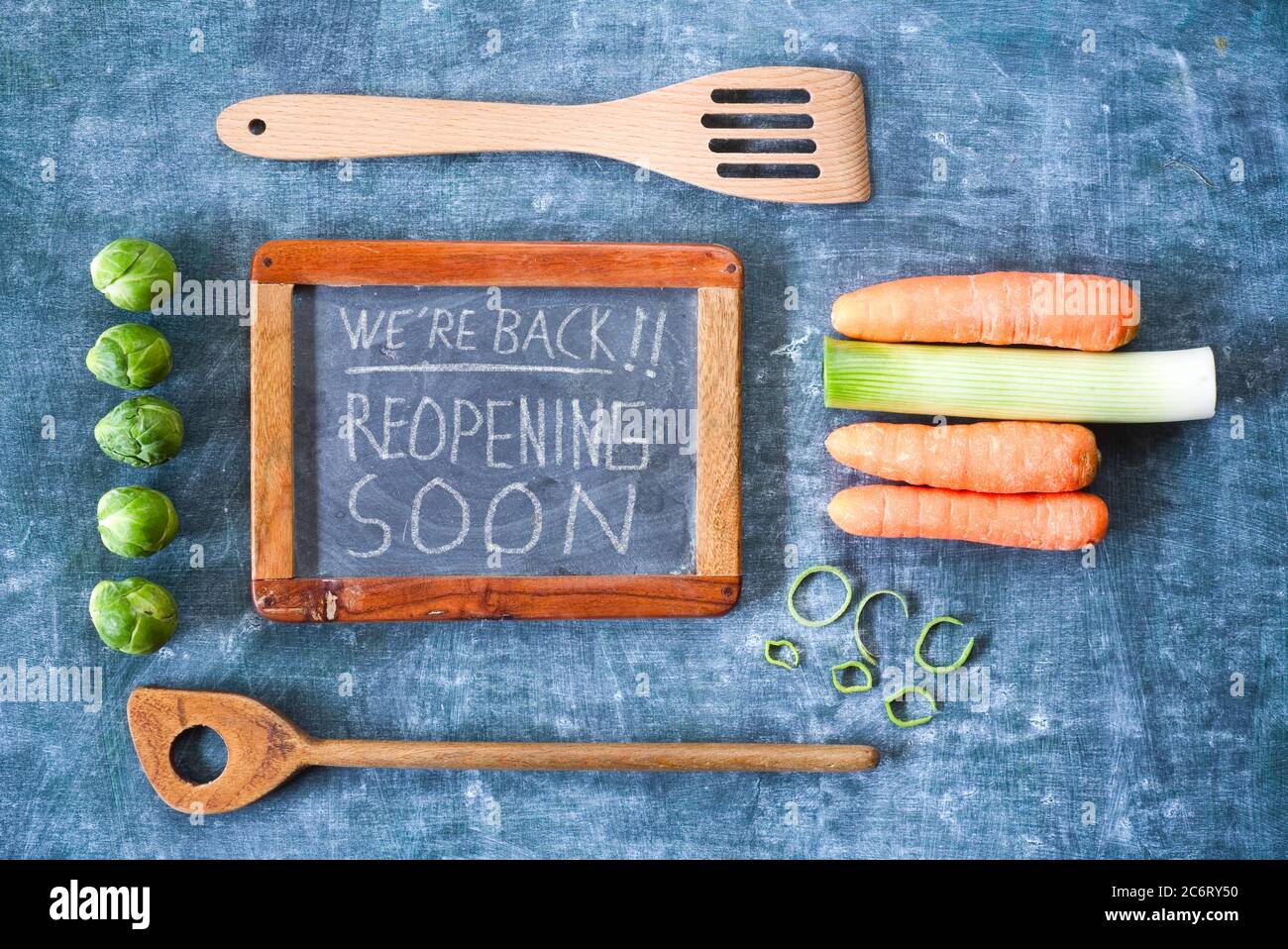Restaurant annonçant la réouverture sur le tableau noir après le verrouillage de la couronne, la gastronomie, la fermeture de l'entreprise alimentaire.aliments ingrédients et message oui nous sommes ope Banque D'Images