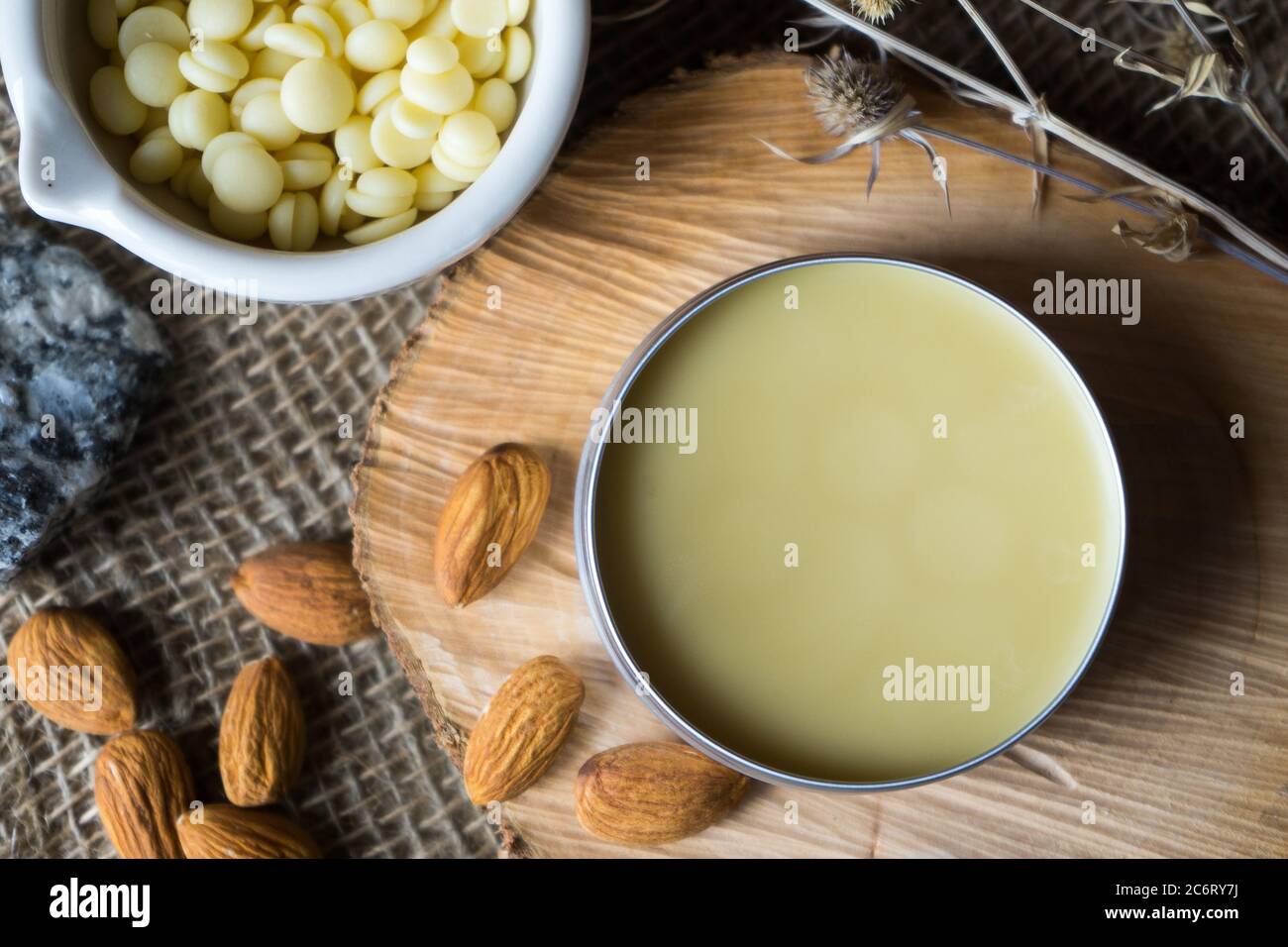beurre de cacao en granulés et amandes sur bois Banque D'Images